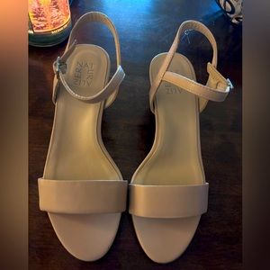 Naturalizer women heels. Beige New